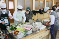 R8_2_16_食文化普及講座(調理の様子) (8)