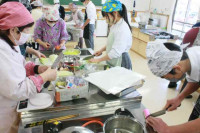 R8_2_16_食文化普及講座(調理の様子) (13)