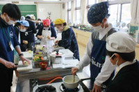 R8_2_16_食文化普及講座(調理の様子) (9)