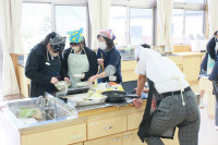 R8_2_12_調理実習（1年） (1)