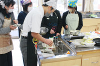 R8_2_12_調理実習（1年） (5)