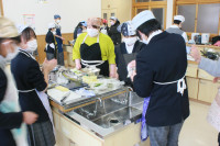 R8_2_12_調理実習（1年） (2)